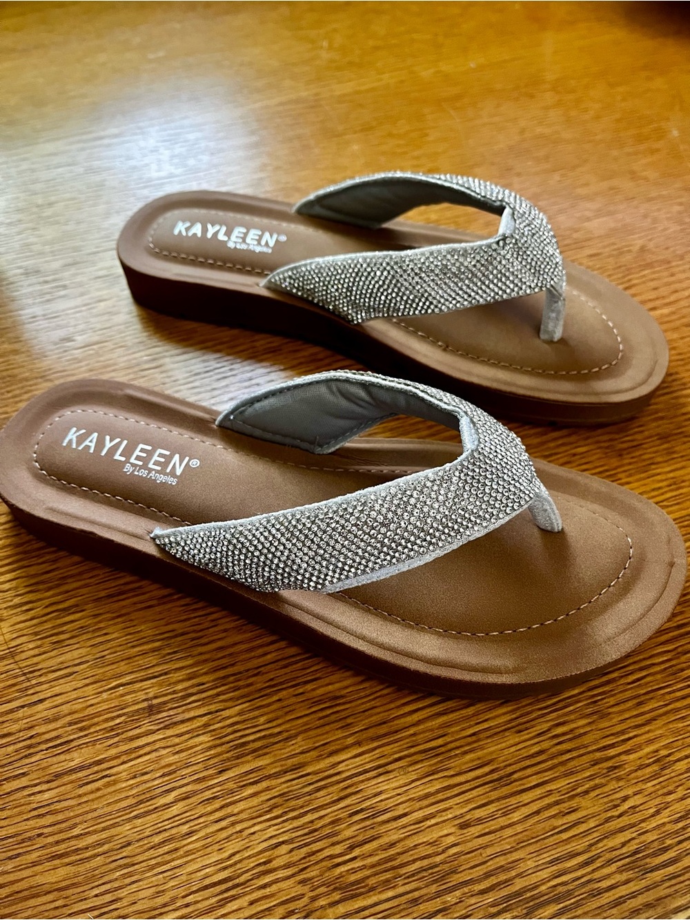 NWT KAYLEEN By Los Angeles Silver Rhinestone Strap Cushioned Flip Flops